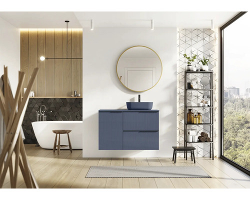 Lichte badkamer met wastafel, spiegel en ligbad