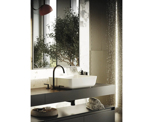 Moderne badkamer met rechthoekige wastafel, kraan, handdoeken en decoratieve elementen.