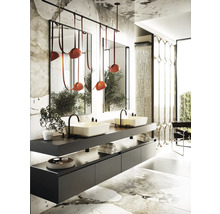 Badkamer met dubbele wastafel, spiegels, verlichting en decoratieve elementen voor een modern design