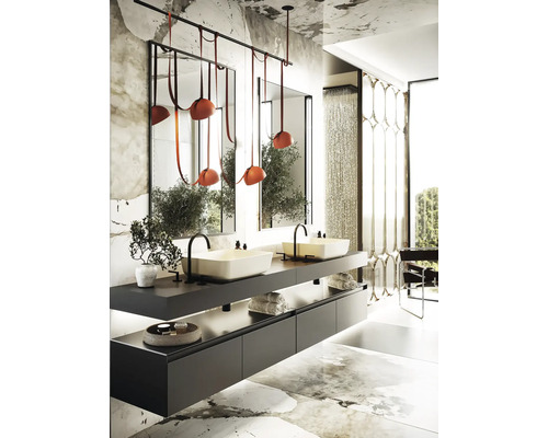 Badkamer met dubbele wastafel, spiegels, verlichting en decoratieve elementen voor een modern design