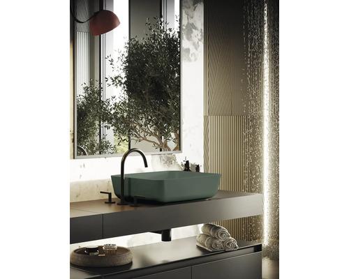 Moderne badkamer met wastafel, kraan en handdoeken op plank