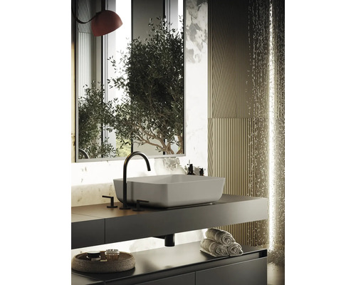 Moderne badkamer met wastafel, kraan, spiegel en handdoeken