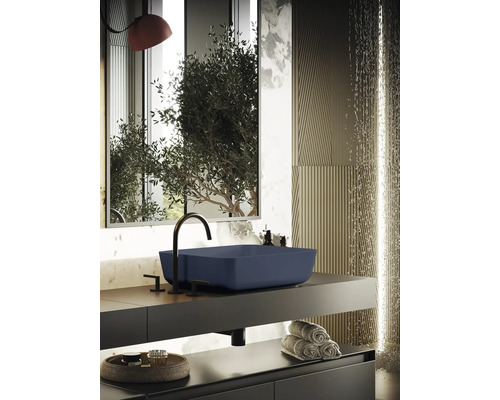 Moderne badkamer met blauwe waskom, zwarte kraan en stijlvol interieur