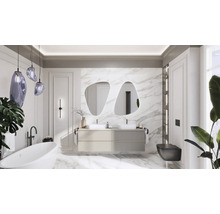 Moderne badkamer met dubbele wastafel, bad en marmerlook