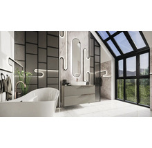 Moderne badkamer met vrijstaand bad, wastafel en dakraam