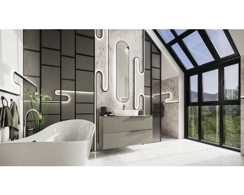 Moderne badkamer met vrijstaand bad, wastafel en dakraam