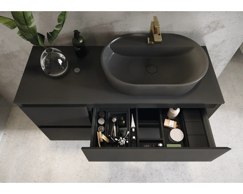 Badkamer met grijs wastafelmeubel, opzetwastafel en open lade met badkamerbenodigdheden