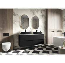 Badkamer met dubbele wastafel, spiegels, toilet en bad voor een marmeren wand