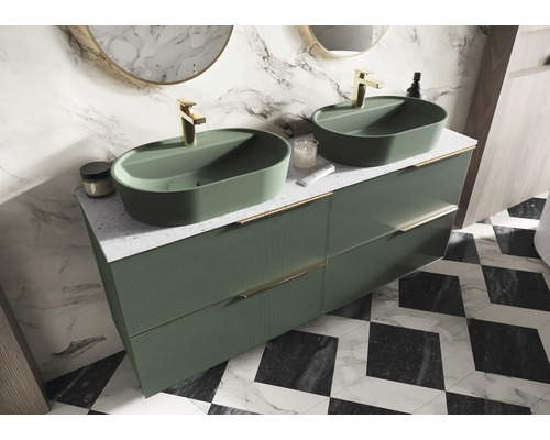 Badkamer met dubbele wastafel in groen op een onderkast met lades