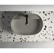 Bovenaanzicht van een wastafel met waskom en kraan