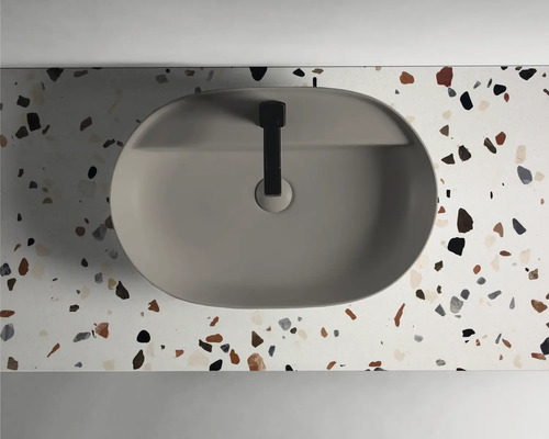 Bovenaanzicht van een wastafel met waskom en kraan