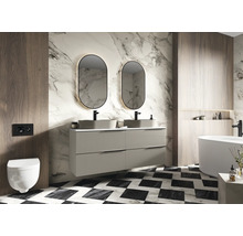 Moderne badkamer met dubbele wastafel, spiegels met verlichting, hangtoilet en zwart-wit geblokte tegelvloer