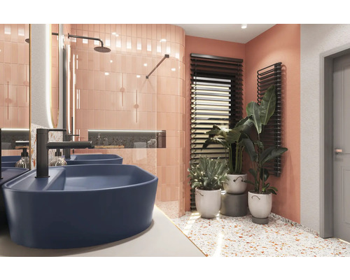 Lichte badkamer met twee blauwe opzetwastafels, douche en radiator voor een raam met jaloezieën.