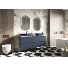 Moderne badkamer met wastafelmeubel, twee wastafels, spiegels en toilet