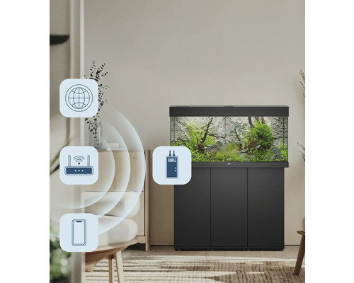 Aquarium met onderkast in een woonkamer en een grafische weergave van de smart home functies