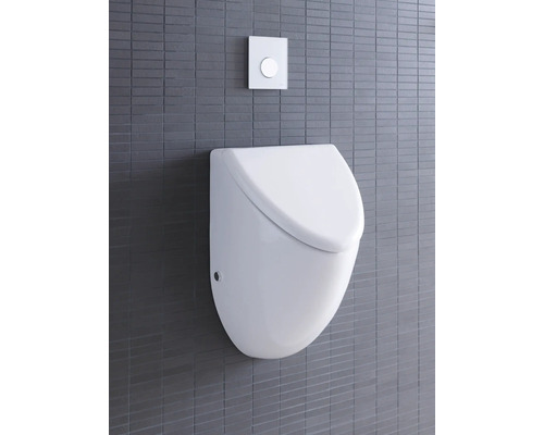 Wit wandurinoir met spoelknop op een grijze muur