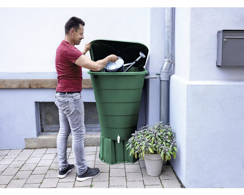 Man vult regenton met gieter en emmer.