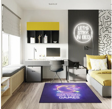 Moderne tienerkamer met bureau, bed en blauw tapijt met retro games motief.