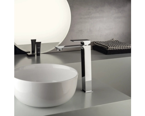 Wastafelkraan naast wastafel in badkamer