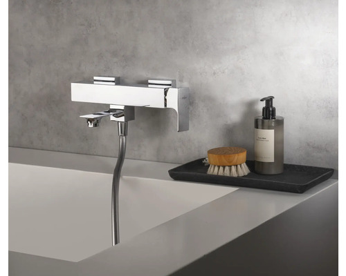 Badafwerking in chroom met handdouche aan de badrand