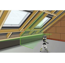Kamer met dakramen en een lijnlaser op een statief die een groene lijn projecteert.