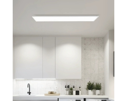Inbouwlamp in een moderne keuken met witte kasten en een helder ontwerp.