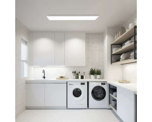 Lichte wasruimte met wasmachines, gootsteen en planken