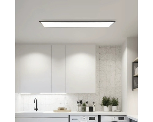 Moderne wasruimte met plafondlamp, wasmachine en gootsteen