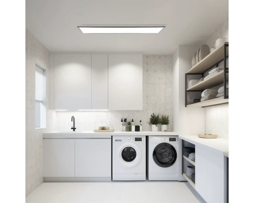 Lichte wasruimte met wasmachines, kasten en planken