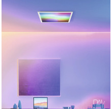 Modern kantoor met plafondlamp en bureau