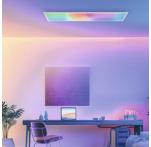 Moderne werkkamer met bureau, stoel, kamerplant, plafondlamp en wanddecoratie voor een lichte en georganiseerde sfeer.