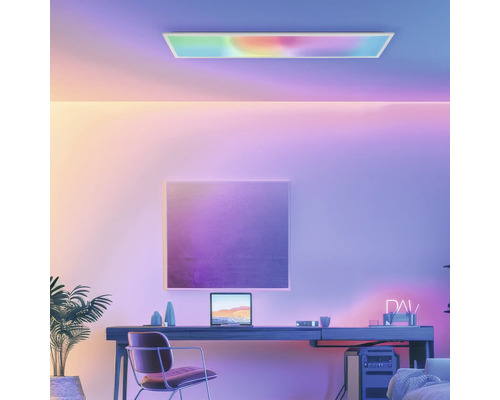 Moderne werkkamer met bureau, stoel, kamerplant, plafondlamp en wanddecoratie voor een lichte en georganiseerde sfeer.