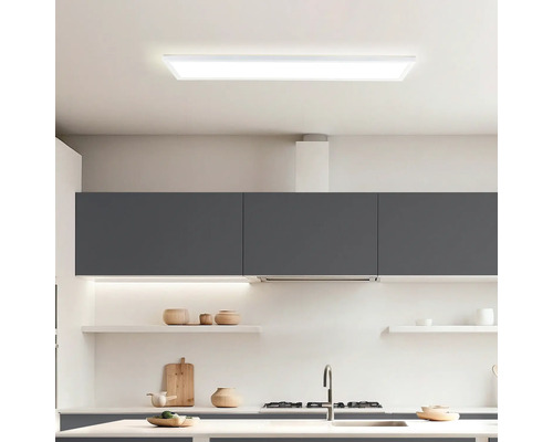 Moderne keuken met vlakke plafondlamp voor heldere en gelijkmatige verlichting.