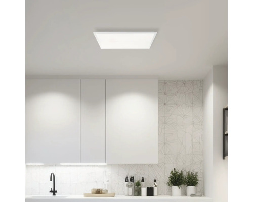 Moderne keuken met vierkante plafondlamp