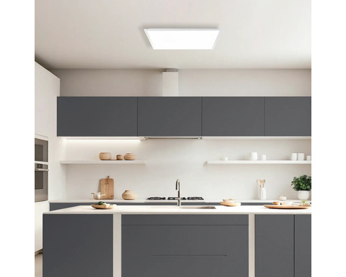 Moderne keuken met grijze kasten, kookeiland en vierkante plafondlamp