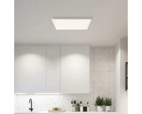 Vierkante plafondlamp in een lichte keukenruimte.