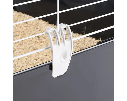 Kunststof clip voor het bevestigen van een klein dierenverblijf