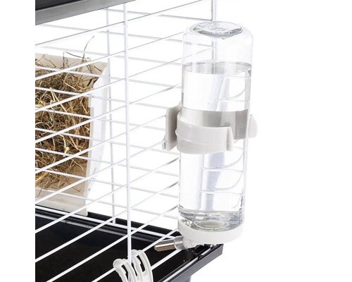 Drinkfles voor kleine dieren bevestigd aan het rooster