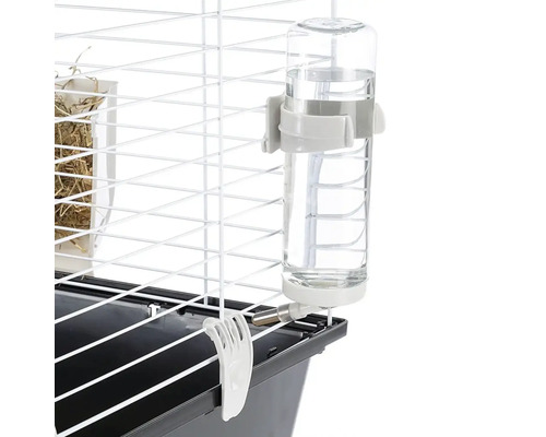 Drinkfles voor kleine huisdieren bevestigd aan een draadkooi