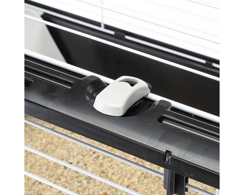 Detailopname van de sluiting van een klein dierenverblijf