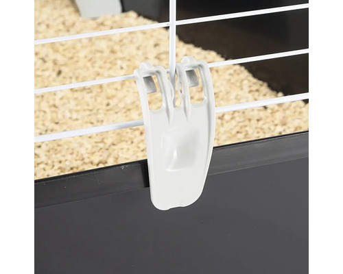 Detailopname van een verbindingsclip voor een klein dierenverblijf