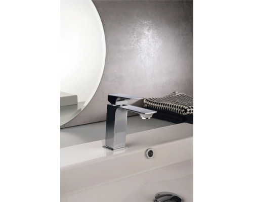 Wastafelkraan van metaal in de badkamer