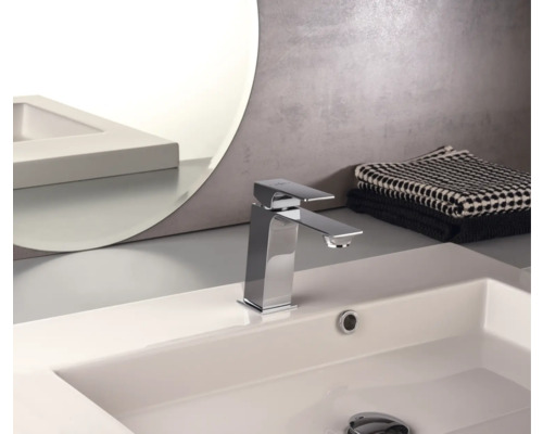 Wastafelkraan van metaal op een wastafel in de badkamer