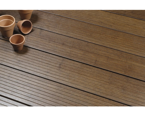 Houten terrasplanken en drie bloempotten van klei.