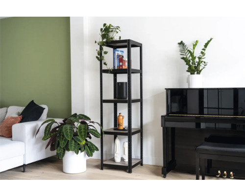 Woonkamer met bank, zwart rek en piano.