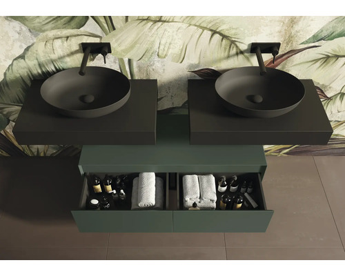 Badkamer met dubbele wastafel, onderkast en tropisch behang