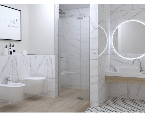 Moderne badkamer met douche, wastafel, spiegel en toilet