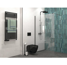 Moderne badkamer met handdoekradiator, toilet en douche met douchewand