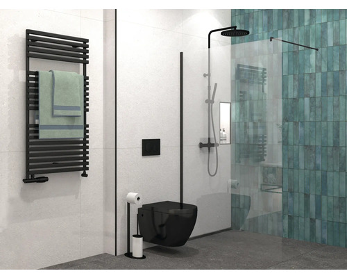 Moderne badkamer met handdoekradiator, toilet en douche met douchewand