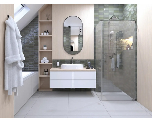 Badkamer met douche, wastafel, spiegel en rek